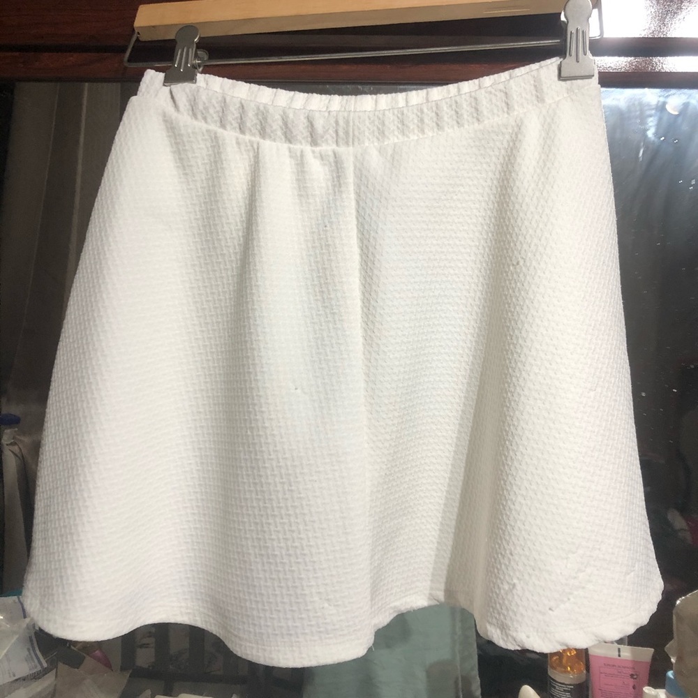 “Tennis” type white skirt